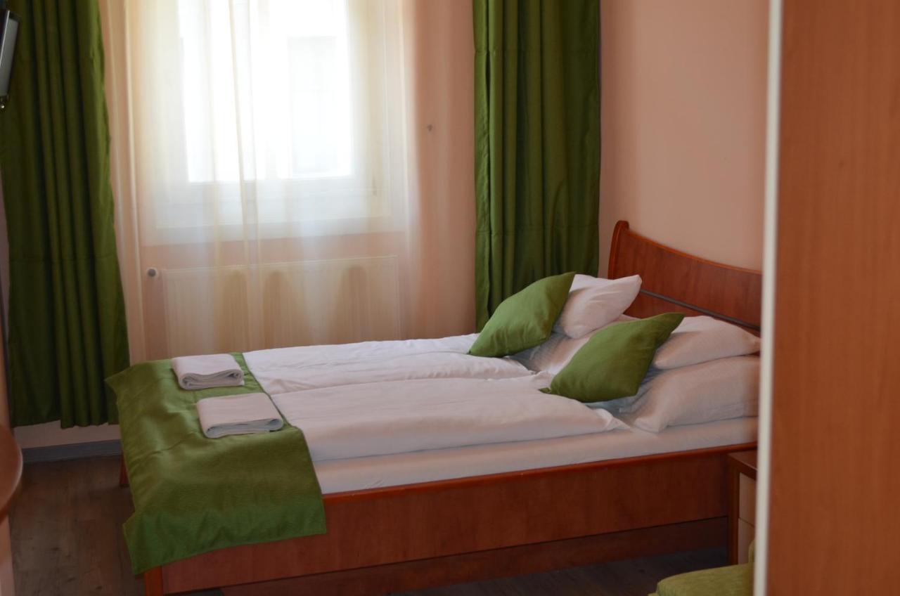Holdfenyszallas Bed & Breakfast Szeged Bagian luar foto