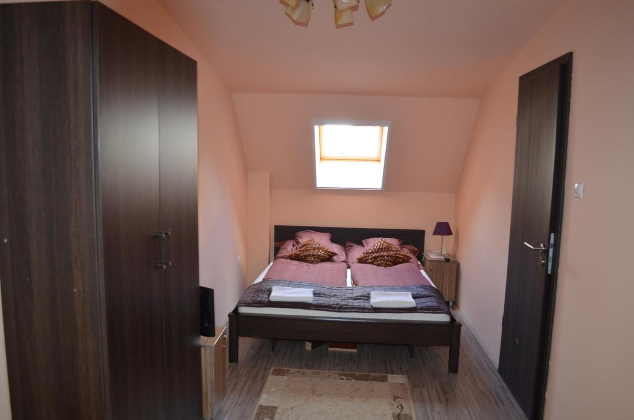 Holdfenyszallas Bed & Breakfast Szeged Bagian luar foto