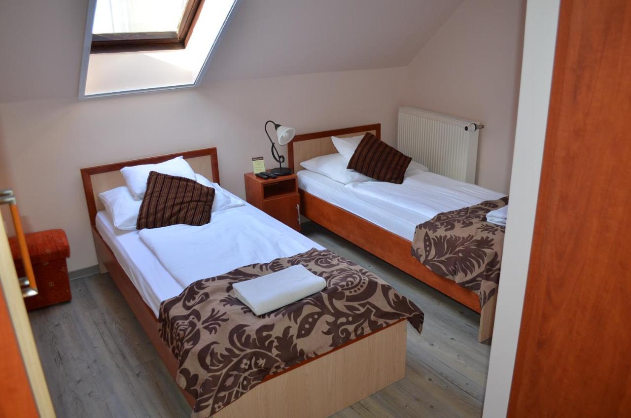 Holdfenyszallas Bed & Breakfast Szeged Bagian luar foto