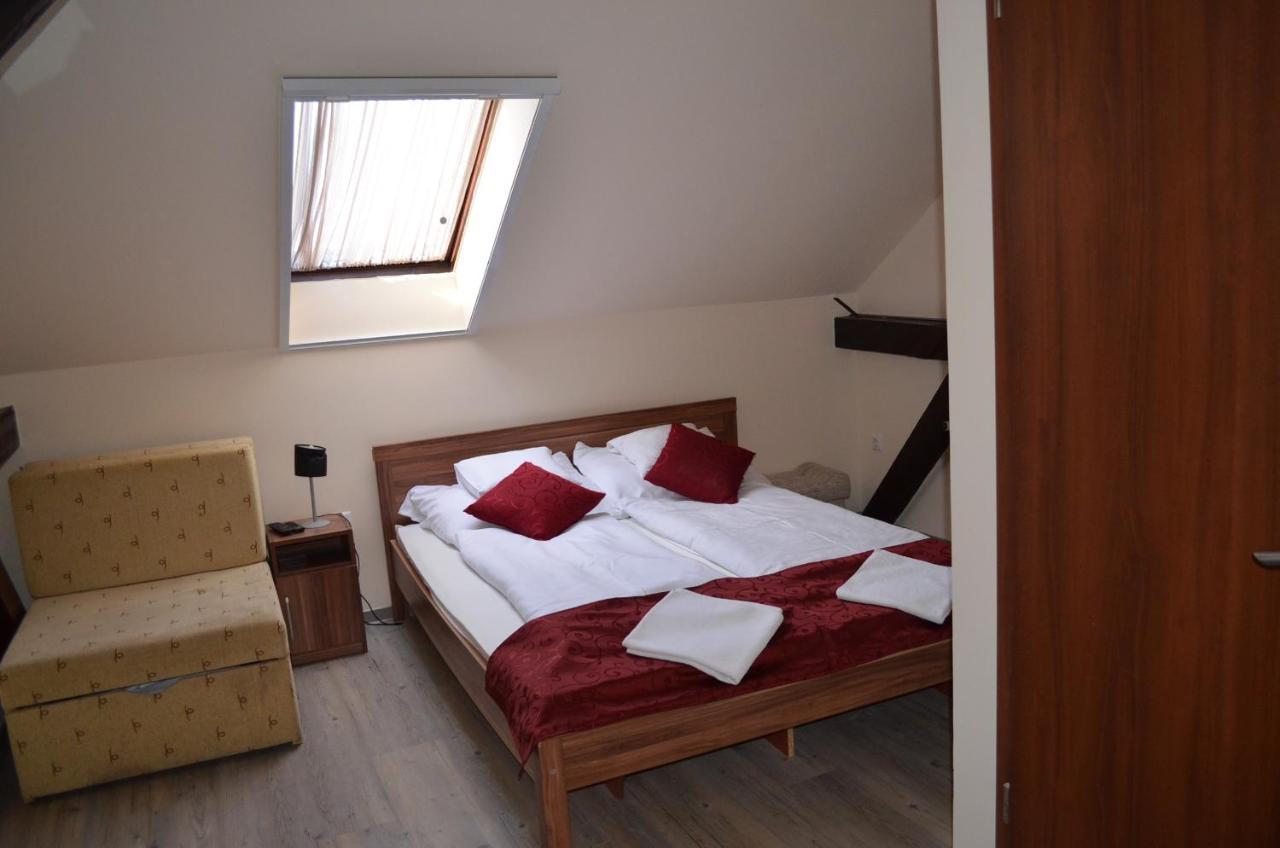 Holdfenyszallas Bed & Breakfast Szeged Bagian luar foto