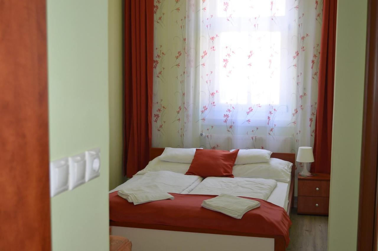 Holdfenyszallas Bed & Breakfast Szeged Bagian luar foto