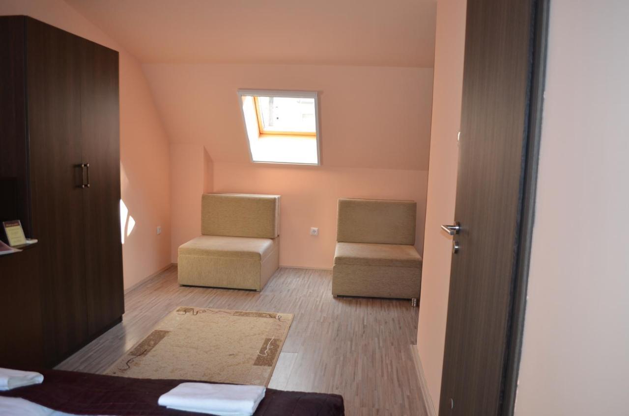 Holdfenyszallas Bed & Breakfast Szeged Bagian luar foto