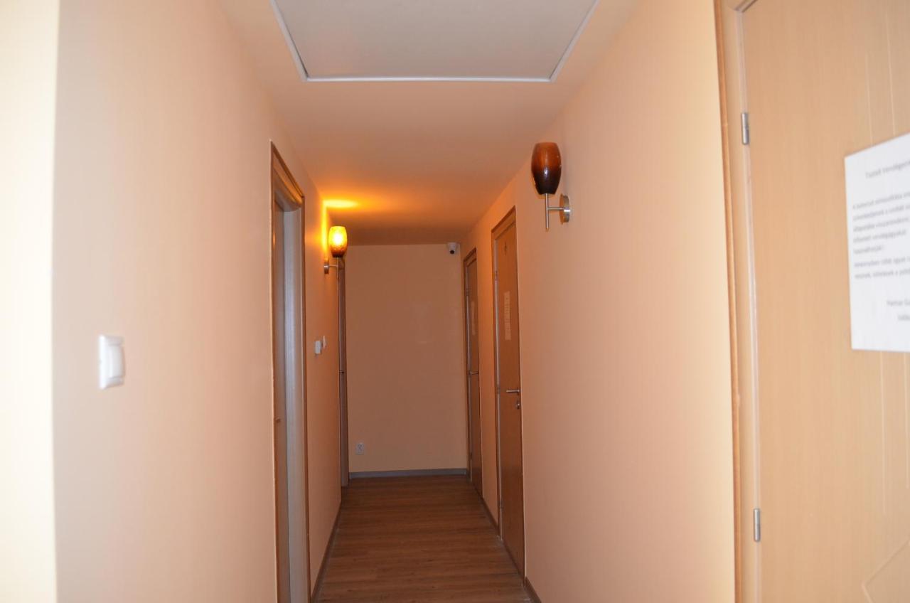 Holdfenyszallas Bed & Breakfast Szeged Bagian luar foto