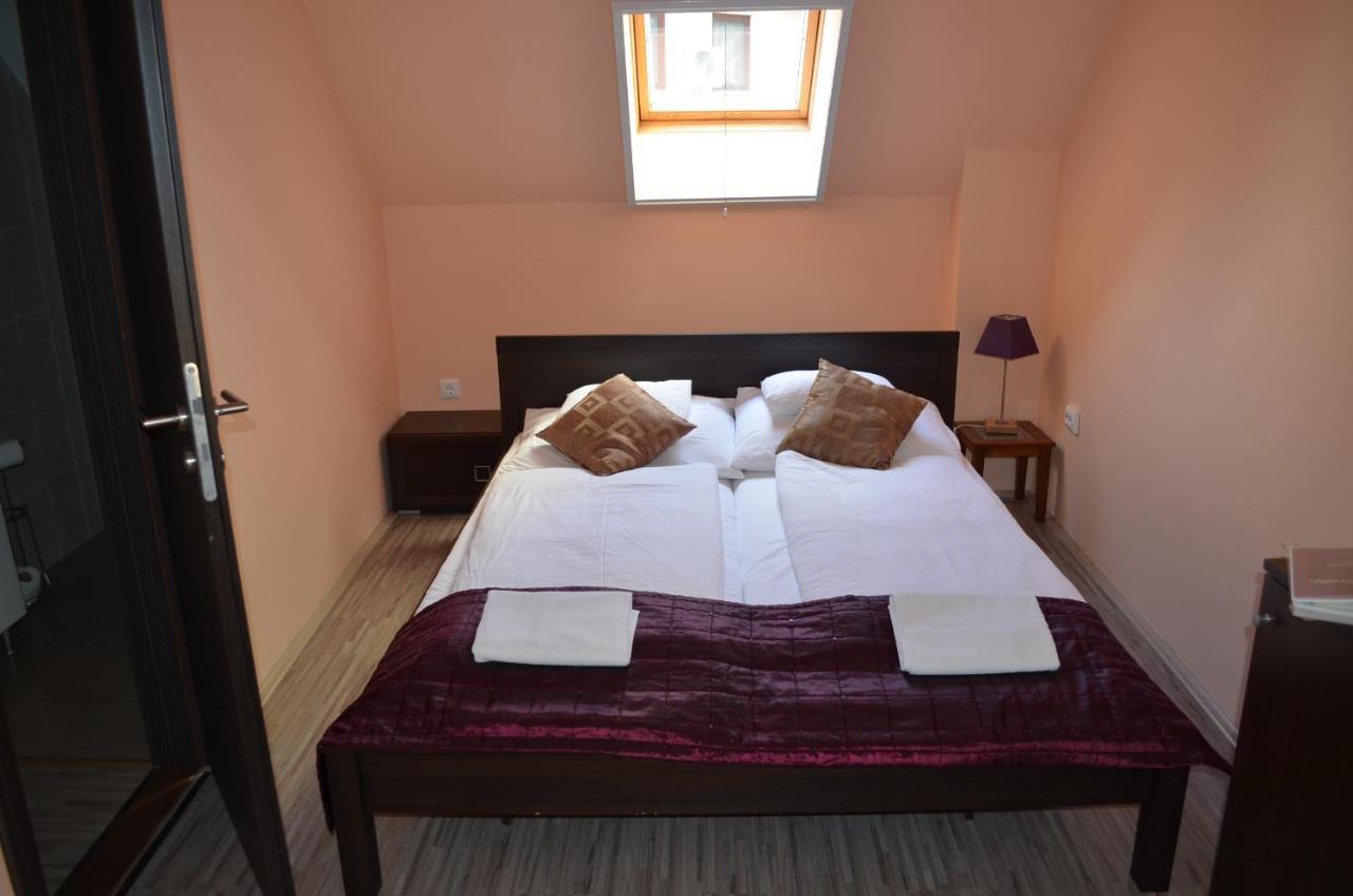 Holdfenyszallas Bed & Breakfast Szeged Bagian luar foto