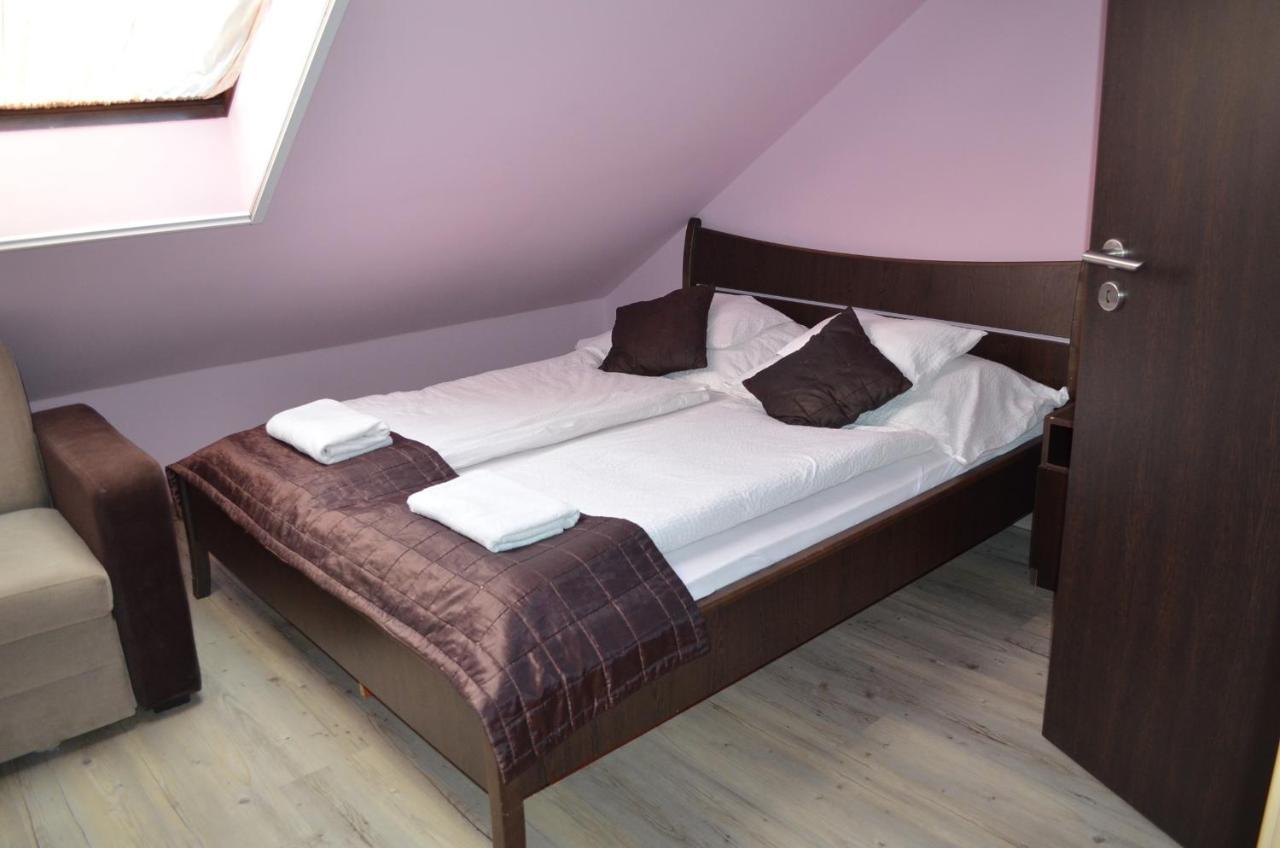 Holdfenyszallas Bed & Breakfast Szeged Bagian luar foto